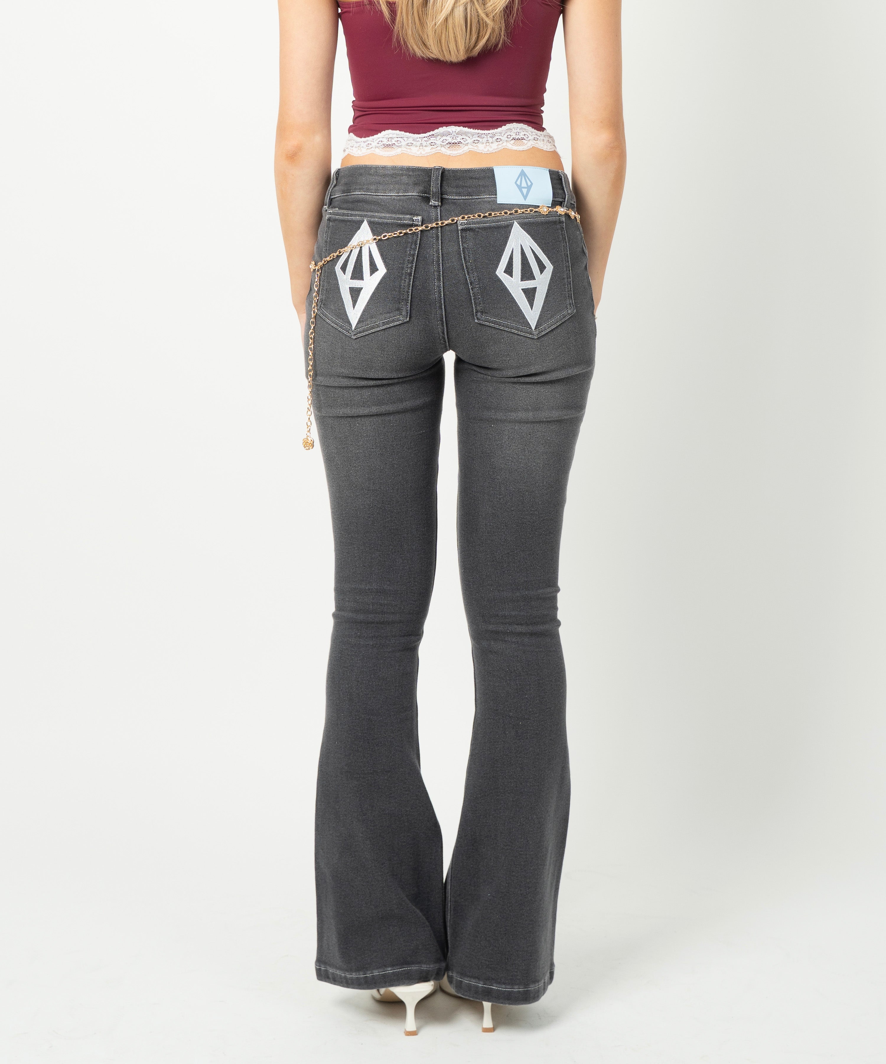 ODY LOW RISE FLARE JEANS - BLACK